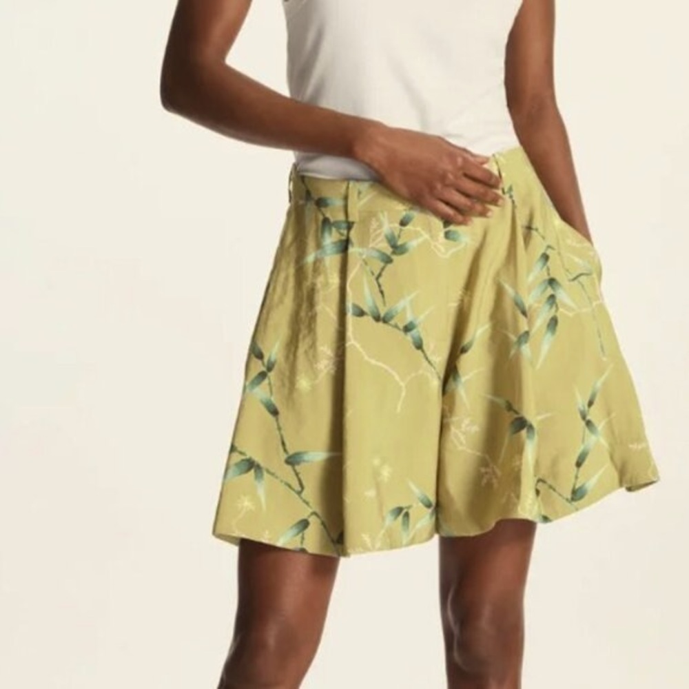 Cos Pleated A-Line Botanical Print Shorts, size 4